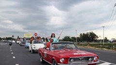 Hoa hậu Trần Tiểu Vy cùng dàn xe cổ diễu hành dưới mưa ở phố cổ Hội An