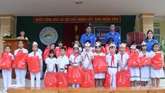 Tổng công ty Khánh Việt:  Tặng 772 phần quà "Giúp trẻ đến trường"