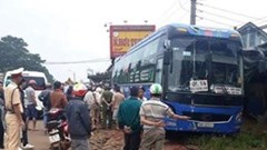 Xe khách vượt ẩu gây tai nạn, hai người tử vong