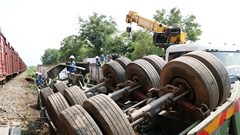 Ninh Thuận: Tàu hỏa tông vào container, tài xế may mắn thoát chết