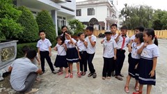 9 học sinh đã đến lớp sau một tháng nghỉ học vì phụ huynh phản đối sáp nhập trường
