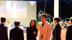 Quốc Anh cùng nữ DOP “Bí mật của Gió” tự tin sải bước trên thảm đỏ tại LHP Busan