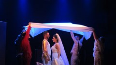 Sàn diễn nóng  bởi hai chữ “thử nghiệm”