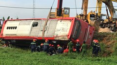 Lật xe giường nằm, 1 người tử vong, hàng chục người bị thương