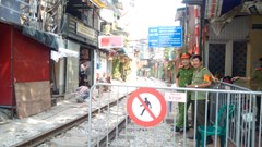 Dựng barie ngăn khách vào “xóm cà phê đường tàu”