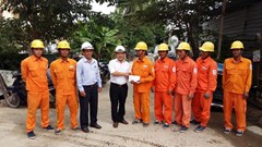 PC Khánh Hòa: Tặng quà, động viên CNLĐ tại hiện trường thi công các công trình ĐTXD và SCL