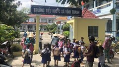 Tạm thời không cho đứng lớp giáo viên ném vở học sinh xuống nền gạch