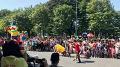 Phố đi bộ Hồ Gươm sôi động cùng các nghệ sĩ xiếc