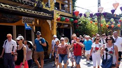 Sao không mở lối mời khách đến chơi?