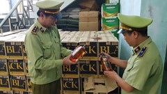 Xe container vận chuyển trái phép hơn 3.100 chai rượu ngoại