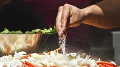 6 cách để ăn ít muối giúp giảm nguy cơ bệnh tật