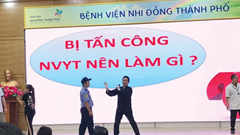 Nhân viên y tế lại bị hành hung: Lưu ý, phải đứng xa người nhà bệnh nhân... một sải tay!
