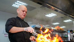 Bếp trưởng nổi tiếng Singapore lên thực đơn đặc biệt kiểu VN