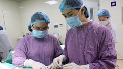 Bị lưỡi cưa văng vào mặt, nam thanh niên bị đứt động mạch