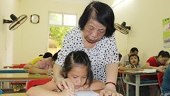Hết lòng dạy chữ cho trẻ thiểu năng