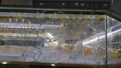 Chủ tiệm mải mê xem trận Việt Nam - Indonesia, kẻ trộm đập bể tủ kính lấy vàng