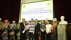 Lần thứ hai tái khám, người bệnh ghép phổi đầu tiên đã tự đi lại