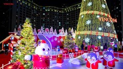 Vincom thắp sáng cây thông Noel khổng lồ, chính thức bắt đầu mùa lễ hội cuối năm