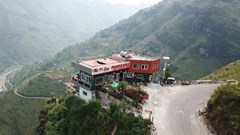 Chẳng lẽ chào thua hội chứng “khoe thân” nơi công cộng?