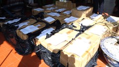 Hai cha con bị bắt giữ khi tàng trữ trái phép gần 1 tấn pháo