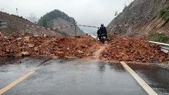 Cao tốc La Sơn - Túy Loan: Đổ đất chặn xe, nhiều phương tiện vẫn bất chấp vượt qua