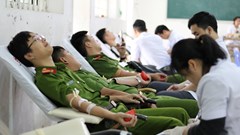 Phó Thủ tướng Thường trực Trương Hoà Bình dự hiến máu nhân đạo Ngày Chủ nhật đỏ