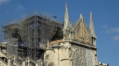 Lần đầu tiên trong 200 năm Nhà thờ Đức Bà Paris không cử hành Thánh lễ