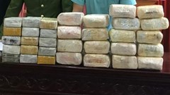 Vây bắt hai đối tượng đang vận chuyển18kg ma túy đá và 30 bánh heroin