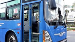 Ngang nhiên đập phá xe buýt: Cần xử lý nghiêm để răn đe