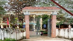 Nữ sinh lớp 4 bị “bỏ quên” nhiều giờ trong nhà vệ sinh