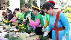 Khách quốc tế hào hứng gói bánh chưng, trải nghiệm không gian Tết Việt