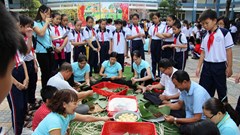 Gói bánh chưng tặng học sinh nghèo