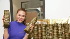 Mỹ Tâm trổ tài gói bánh tét, làm mứt Tết khiến dân mạng trầm trồ