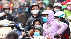 Hà Nội: Phụ huynh, học sinh đeo khẩu trang tới trường
