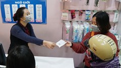 Phát khẩu trang miễn phí cho người dân tại Hà Nội