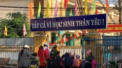 Quảng Nam: Thông báo nghỉ học đột ngột, phụ huynh nháo nhào đến trường đón con