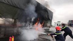 Xe tải bất ngờ bốc cháy dữ dội khi đang chạy trên Quốc lộ 1A