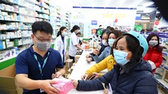 Hà Nội: Người dân xếp hàng dài mua khẩu trang y tế giá gốc