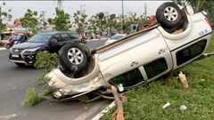 TP.HCM: Xe bán tải lật ngửa sau khi tông ô tô, 5 người bị thương