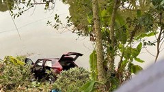 Xe con lao xuống ao, 2 người tử vong