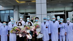 Hình ảnh đầu tiên về 3 bệnh nhân nhiễm virus corona được xuất viện
