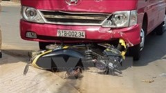 Xe khách đâm trực diện xe máy, ba người trong một gia đình tử vong