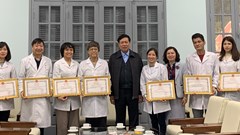 Trao tặng bằng khen cho cá nhân và nhóm nghiên cứu phân lập virus Covid-19