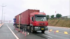 Lô hàng đầu tiên thông quan trở lại qua cầu Bắc Luân 2-Móng Cái