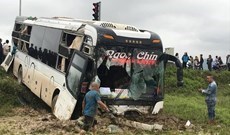 Phú Yên: Xe khách giường nằm chở 40 người lao xuống ruộng