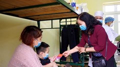 Thăm hỏi, động viên phụ nữ, trẻ em đang cách ly