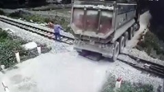 Biểu dương nhân viên gác chắn cứu đoàn tàu khỏi tai nạn thảm khốc