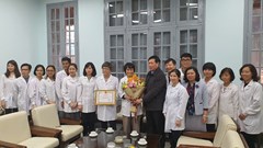 Những nhà khoa học nữ “sống chung” với... virus cúm