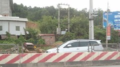 Phá hoại dải phân cách trên quốc lộ 18