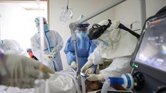 Trung Quốc phát triển robot thông minh lấy mẫu bệnh phẩm thay người